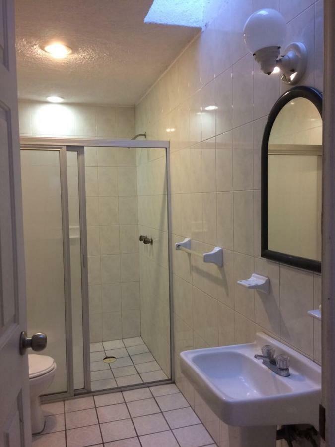 Casa Bravia - Hostal Para Mujeres Guadalajara Exterior photo